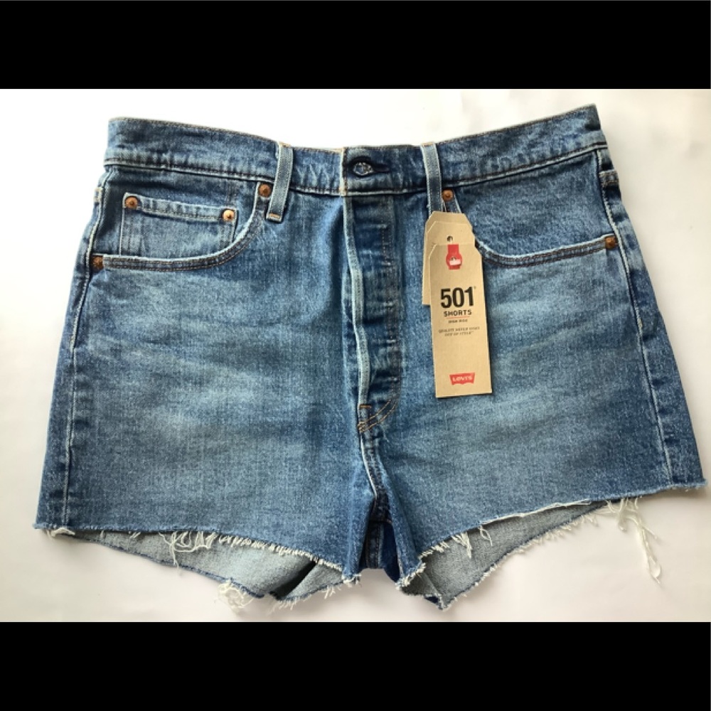 Levi’s cutoffs medium blue wash size 32
